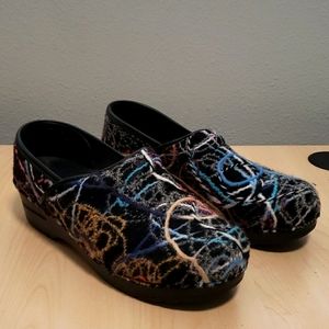 Dansko Women's Size EU 39 size 8.5 - 9 Scribble Design Yarn great condition